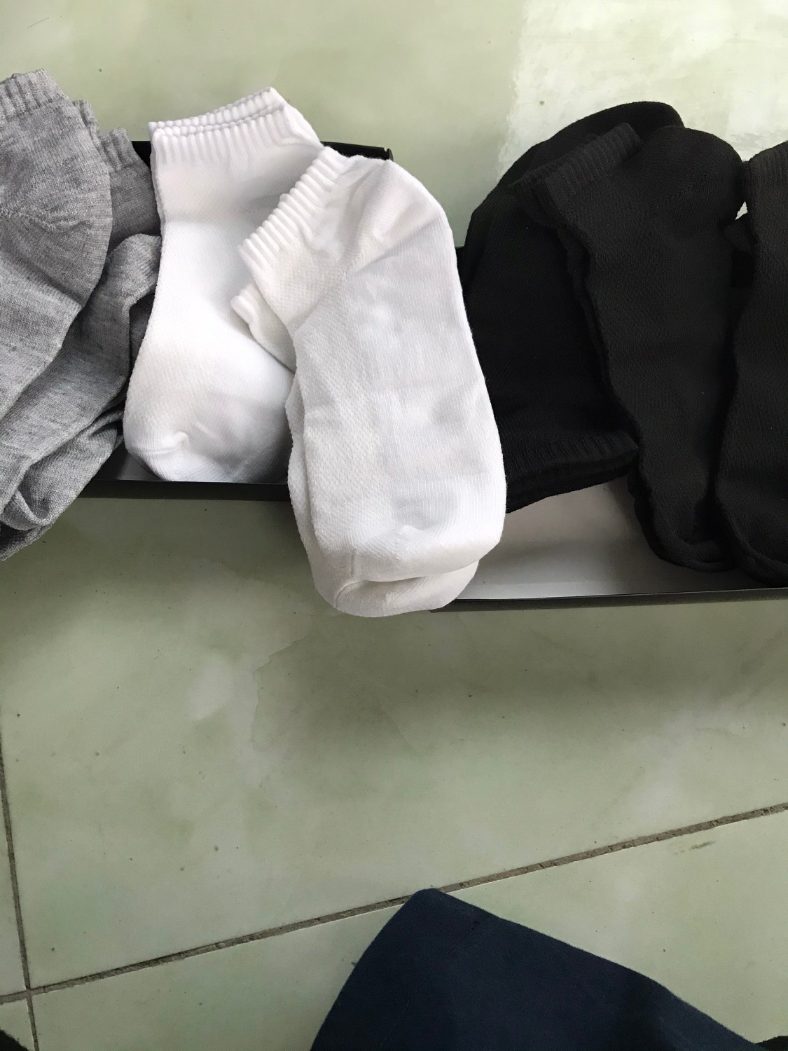 Đóng gói đẹp,nhân viên giao hàng nhiệt tình, Nhưng ...
Tất lười thì nói luôn đi, treo đầu dê bán thịt chó.Vừa mỏng, vừa chật, vừa ngắn. Trước giờ mình mua hàng trên tiki cũng nhiều, chất lượng tốt nhưng riêng món này thì thua. Chẳng lẽ 73K mà phải đổi trả thì rắc rối, mất thời gian quá. Thôi... cho vợ mang, nhưng niềm tin vào tiki sẽ giảm