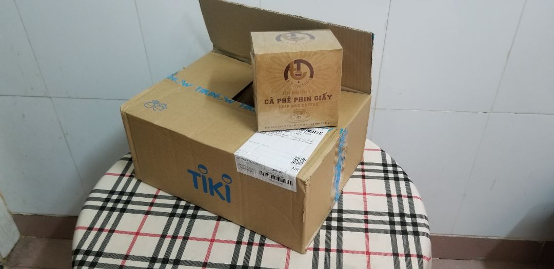 Mình biết tới cafe M&T này là do sếp mình hay dùng loại này. Thấy trong công ty ai cũng khen nên mình đặt về xài thử. Cảm nhận rất hài lòng hơn cả sự mong đợi. Shop tư vấn nhiệt tình,uy tín,giao hàng rất nhanh. Bao bì đẹp,thân thiện với môi trường, làm thủ công nên mình rất yên tâm. Ba mình rất khó tính trong việc lựa cafe nhưng đã khen cafe chuẩn,thơm ngon. Sẽ giới thiệu bạn bè và ủng hộ shop hoài luôn.