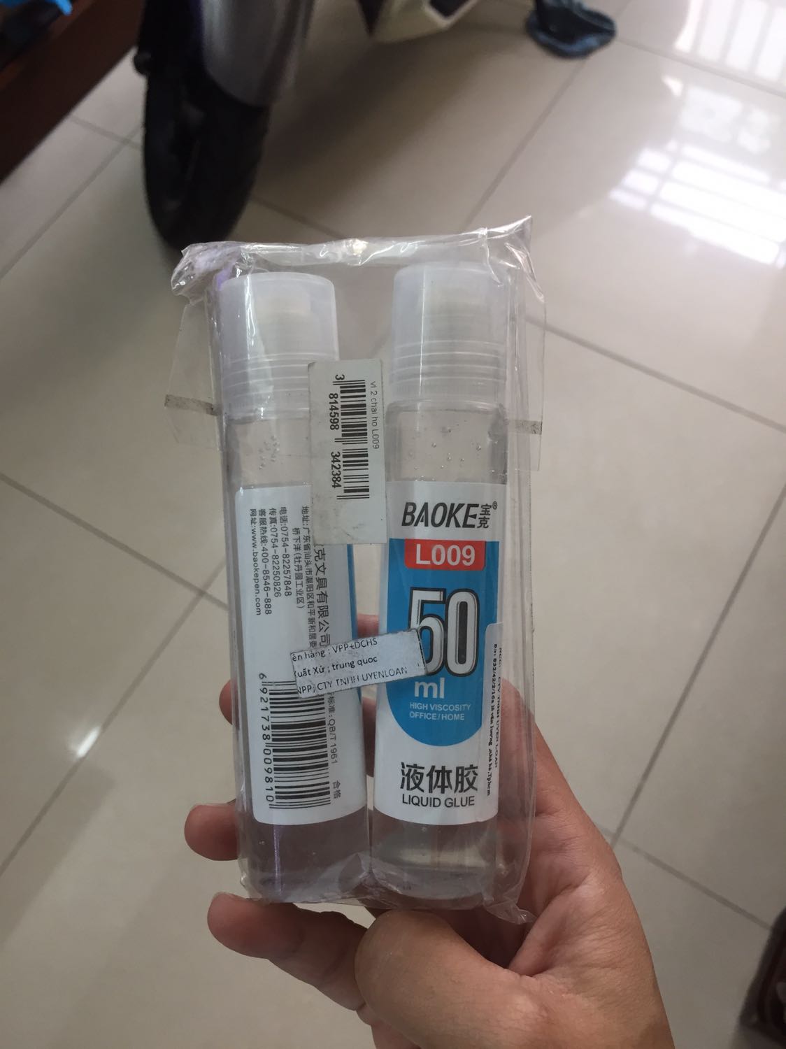 Nhận hàng còn nguyên và keo đổ đầy chai. Chai 50ml vừa đủ cho học sinh tiểu học sử dụng.