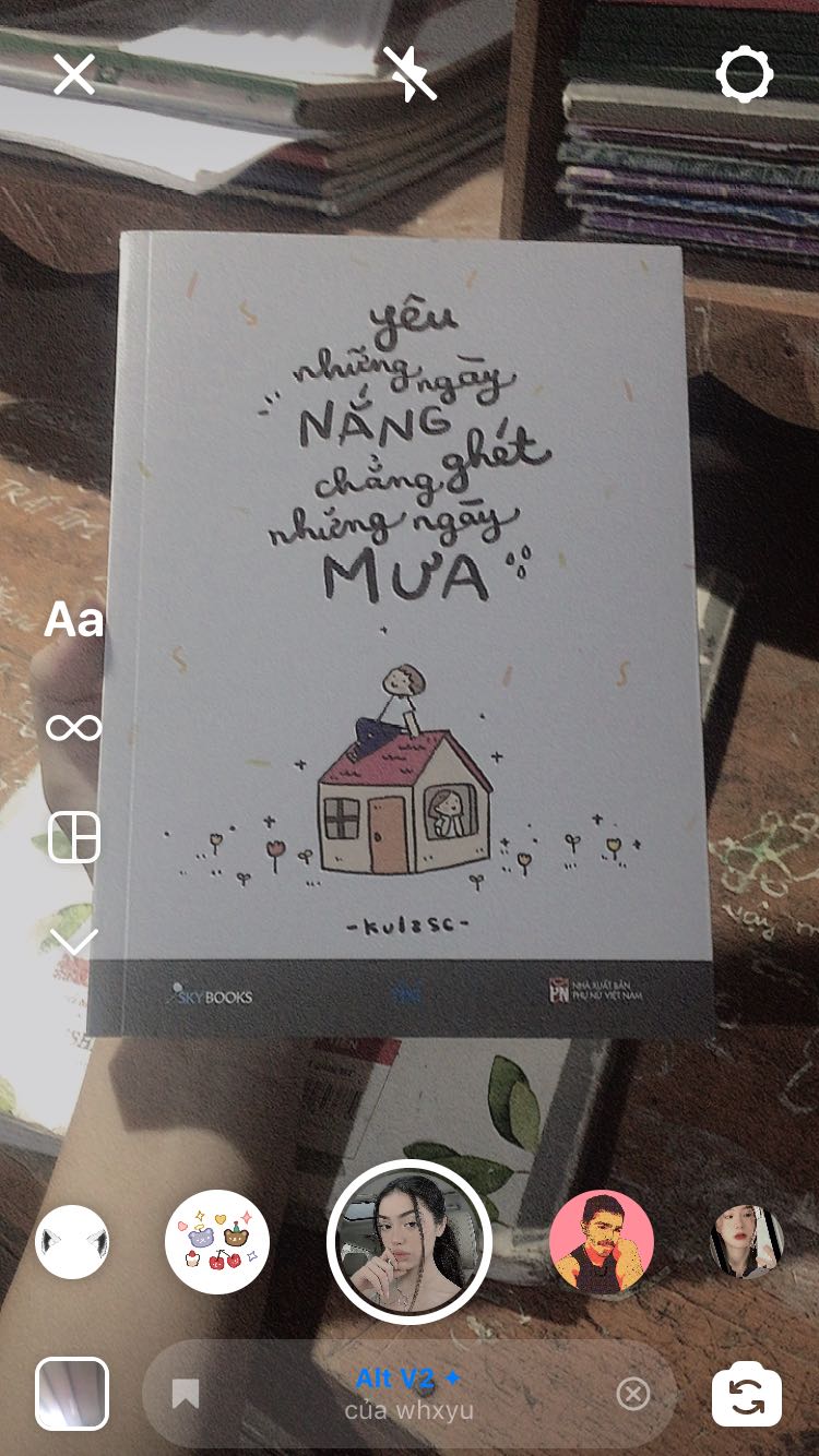 -Yêu Những Ngày Nắng Chẳng Ghét Những Ngày Mưa-
lúc sách công bố bìa là hóng để săn bản có chữ kí tay của a kluz roiii, công nhận 500 bản mà hết nhanh quá may mà tui săn được kekeeke 
Mình mua sách là do mình yêu thích những nét vẽ dễ thương và là fan bê tông của a=))
Sách xinh lắm ạ, a kulz còn hướng dẫn vẽ kèm theo những lời tâm sự rất dth 💗 
Ngại gì mà k đặt sách đi mí bồ :3 iu thương