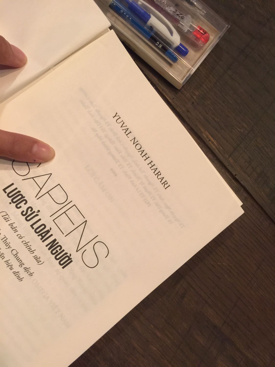 Sách mua giao hàng hơi chậm, do phải đi công tác nên ko kịp mở hàng kiểm tra. Giờ bỏ ra đọc thấy bung gáy một cuốn đầu. Không biết hai cuốn còn lại chất lượng thế nào. Rất thường mua sách trên tiki, nhưng lần này chất lượng kém quá, thực sự mình rất trân trọng sách và giữ rất kỹ, chưa lần nào phản hồi lại tiki trên này, nhưng lần này cảm thấy tiếc nuối gần 200k cho quyển sách có chất lượng tồi thế này. Rất khó chịu!!