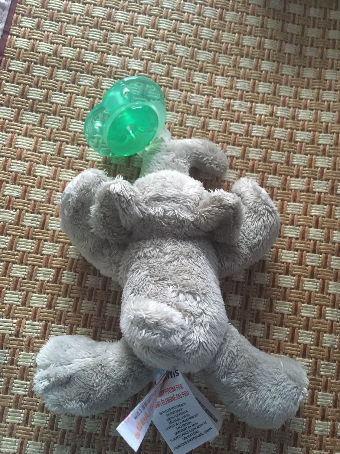 Ti giả vẫn bị rớt. Nhưng bé hợp tác với ti này hơn so với loại ti của dr.brown