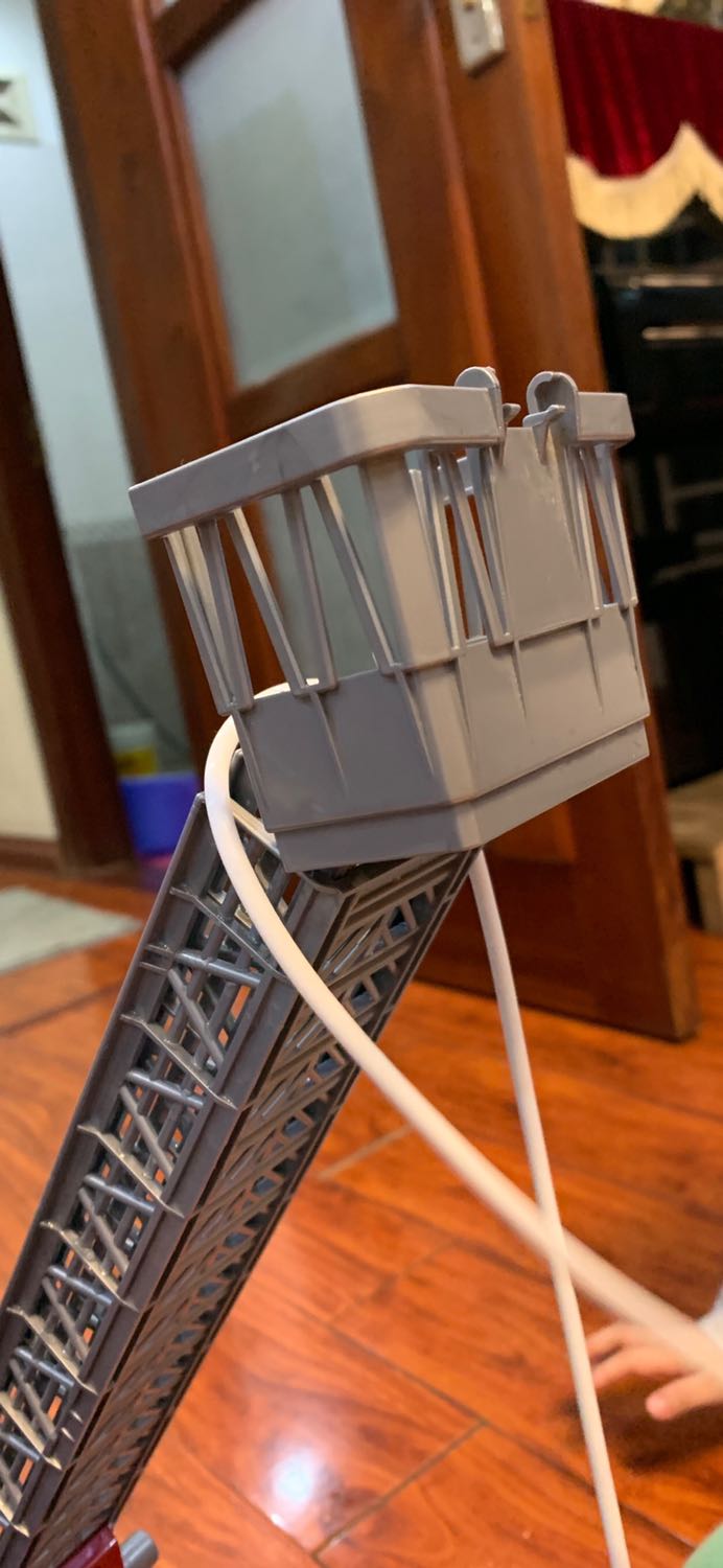 Hàng nhận về mở ra toàn bụi, thiếu phụ kiện nên lawps được đầy đủ, thang cứu hoả không có bánh răng để lên xuống kéo dài thang; đề nghị đổi lại hàng khác