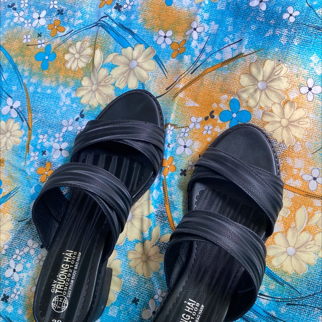 Giày giống mô tả, quai mềm, sắc sảo, mang nhẹ và êm chân.