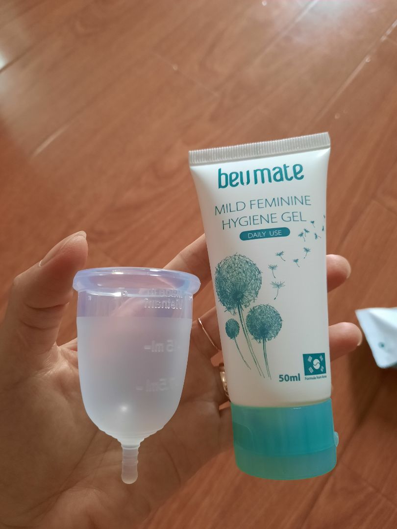 lần đầu tiên, cũng loay hoay mất cả ngày 4-5 lần trong nhà tắm ạ, cuối cùng cũng ok, dùng đúng cách thì ko có cảm giác j luôn, xem cách sd trên youtube,nên mua thêm bột tiệt trùng cốc, mỗi chu kỳ tiệt trùng 1-2 lần, dd rửa cốc kèm theo chỉ rửa để dùng hàng ngày,giao hàng nhanh, gói đẹp và cẩn thận, hài lòng