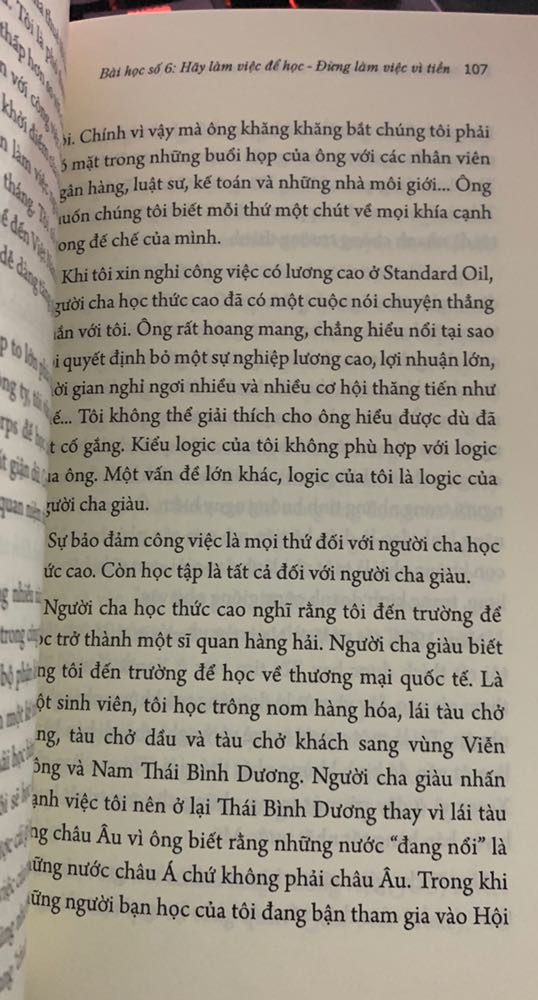 Sản phẩm đúng mô tả. Giao hàng nhanh, hôm qua đặt hôm nay có. 
Màu chữ in đậm đọc rõ nét, chất lượng giấy sờ ổn nhưng giấy mỏng nên chữ mặt sau hiện rõ lên mặt trước khiến đọc đau mắt. Cần cải thiện chất lượng giấy dày hơn để khắc phục tình trạng trên.