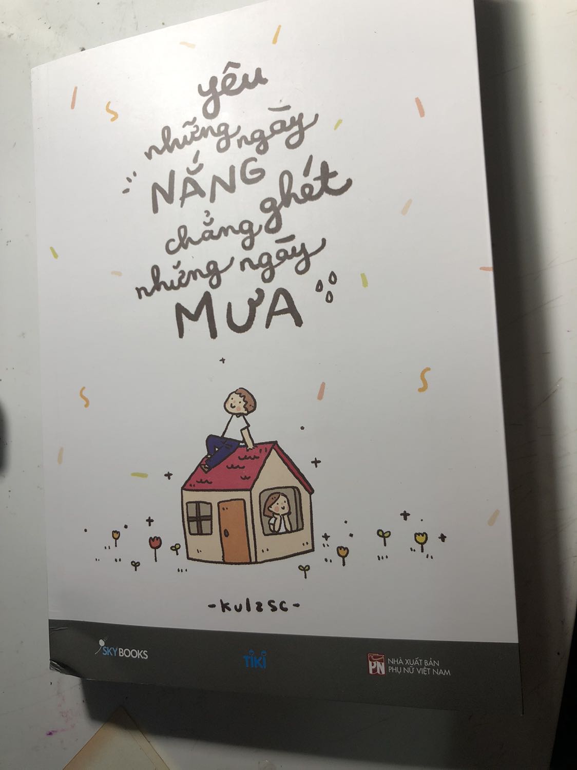 Sách siêu siêu đáng yêu cùng với những thông điệp rất ý nghĩa. Sách sẽ mang các bạn đến và nhận ra niềm vui từ rất nhiều những điều nhỏ nhặt. Tuy thời gian vận chuyển bị trễ so với dự kiến và cả khi sách bị cấn ở gáy thì mình cũng xem đó như một dấu ấn riêng biệt. Hy vọng các bạn có những quyển sách không phải là đẹp nhất, nhưng lại là những quyển sách khác biệt nhất một ngày thật ấm áp !
Mong anh chú Kulzsc sẽ mang đến cho mọi người thật nhiều đứa con tinh thần nữa nhé !