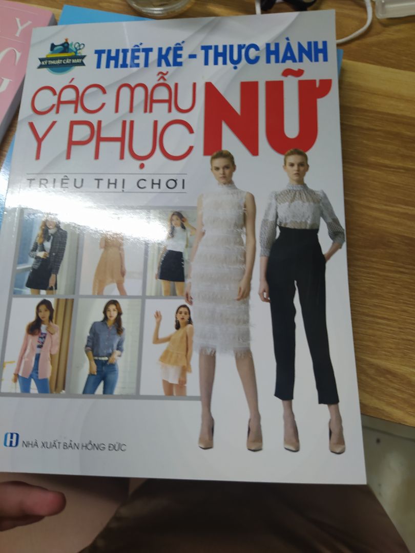 sách in sắc nét khá chi tiết ạ. nên mua nhé. nếu bạn nào thật sự đam mê. mình có đi học may ở bên ngoài nên đọc hiểu đc.bạn nào ko đi học may nếu đọc kỹ chắc vẫn làm đc ạ