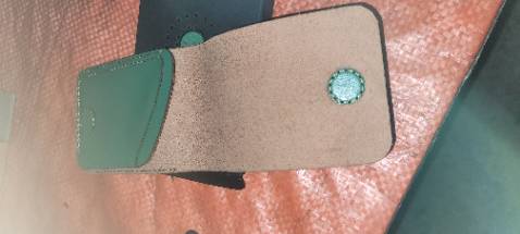 ví nhỏ nhét cà vẹt vào khe ko vừa, nhét đc chục tờ tiền thì dc, bạn nào nhiều giấy tờ, thẻ atm ko nên mua