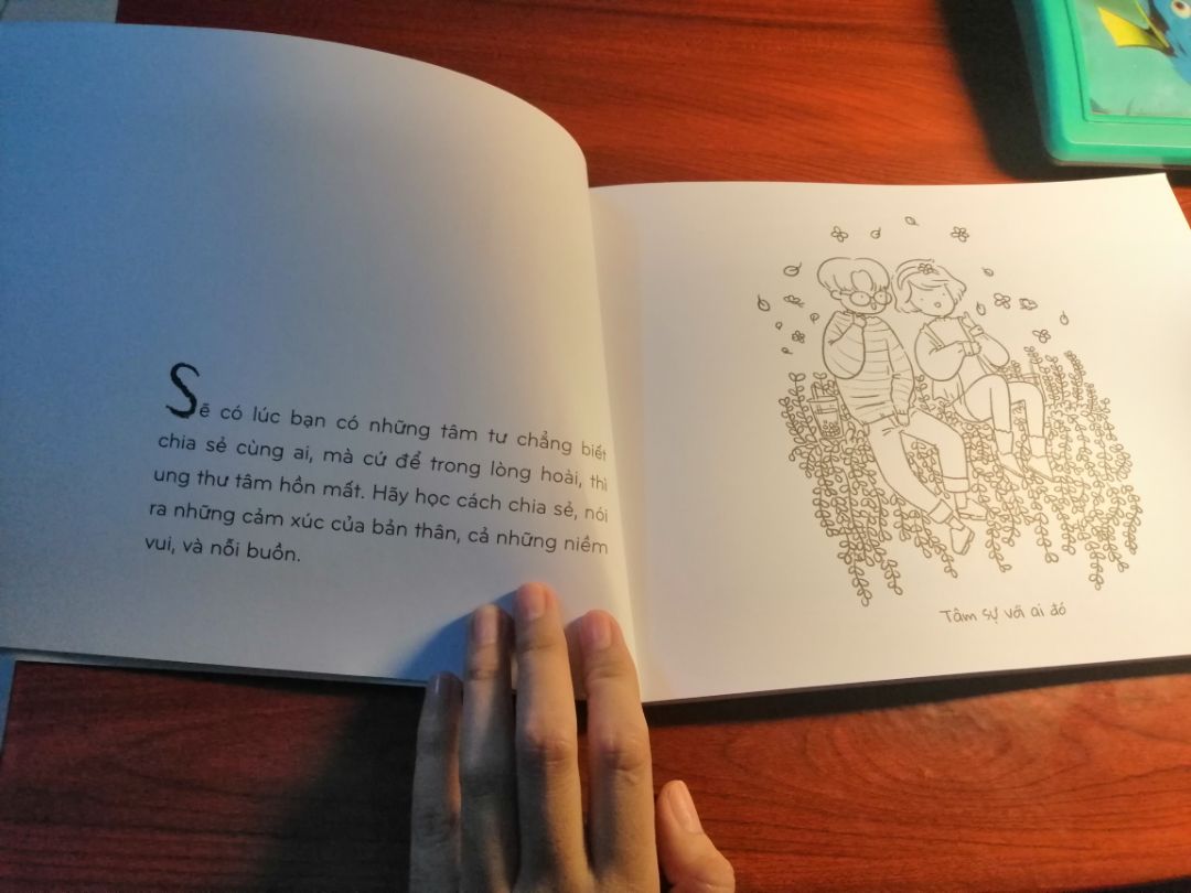 Giao nhanh, đóng gói cẩn thận. 
Sách có bìa xinh xỉu, hình vẽ rất dễ thương. Có những câu qoutes rất ấm áp. Đây là một cuốn sách rất thích hợp để xã stress, tự an ủi bản thân mỗi khi mệt mỏi.