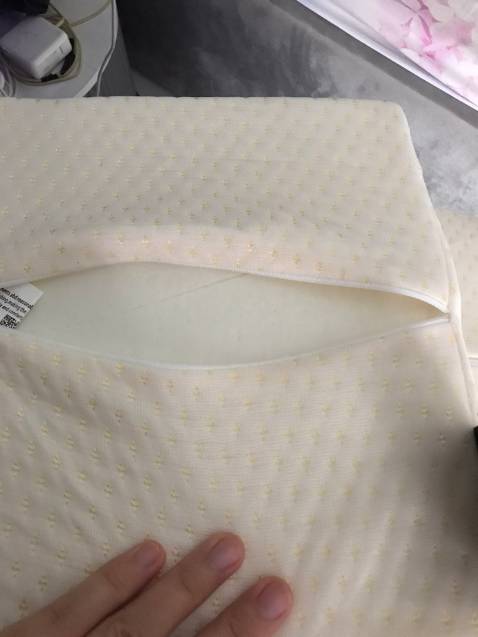 Gối khá nhẹ, ngủ êm, có độ đàn hồi, giá cả hợp lí, bên ngoài có vỏ bọc cao su bên trong. Mua về ban đầu hơi xẹp nhưng shop dặn để một lúc tự hồi thì gối hồi thật. Lõi casu nên chắc dùng bền, so với gối vài trăm thì ko bằng được nhưng hợp túi tiền mọi người nên mua nhé