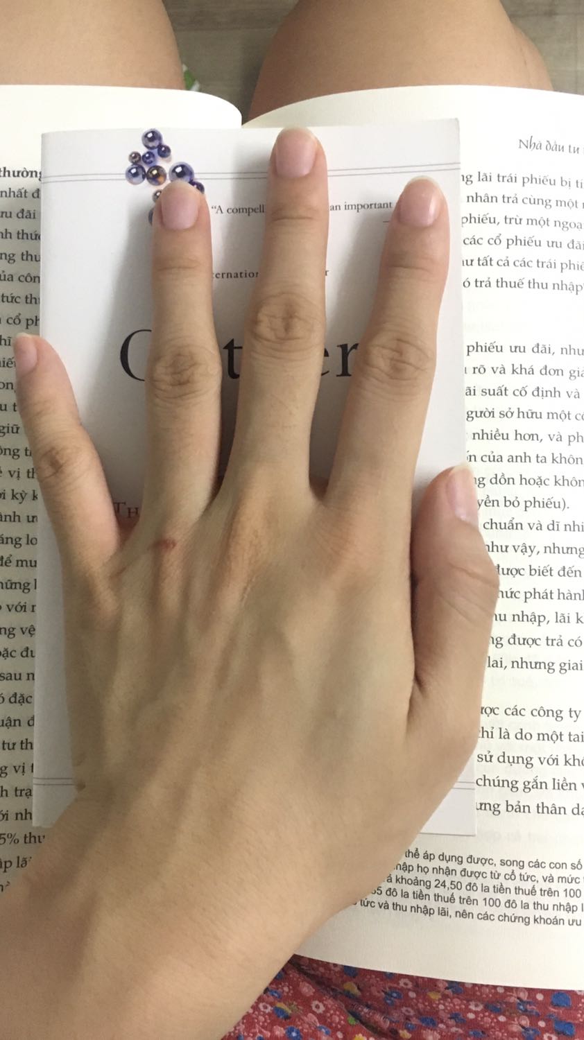 Sách bé tí. To hơn bàn tay một chút. Giấy thì đen. Mình chụp cùng một cuốn sách tiếng Việt để mọi người so sánh.