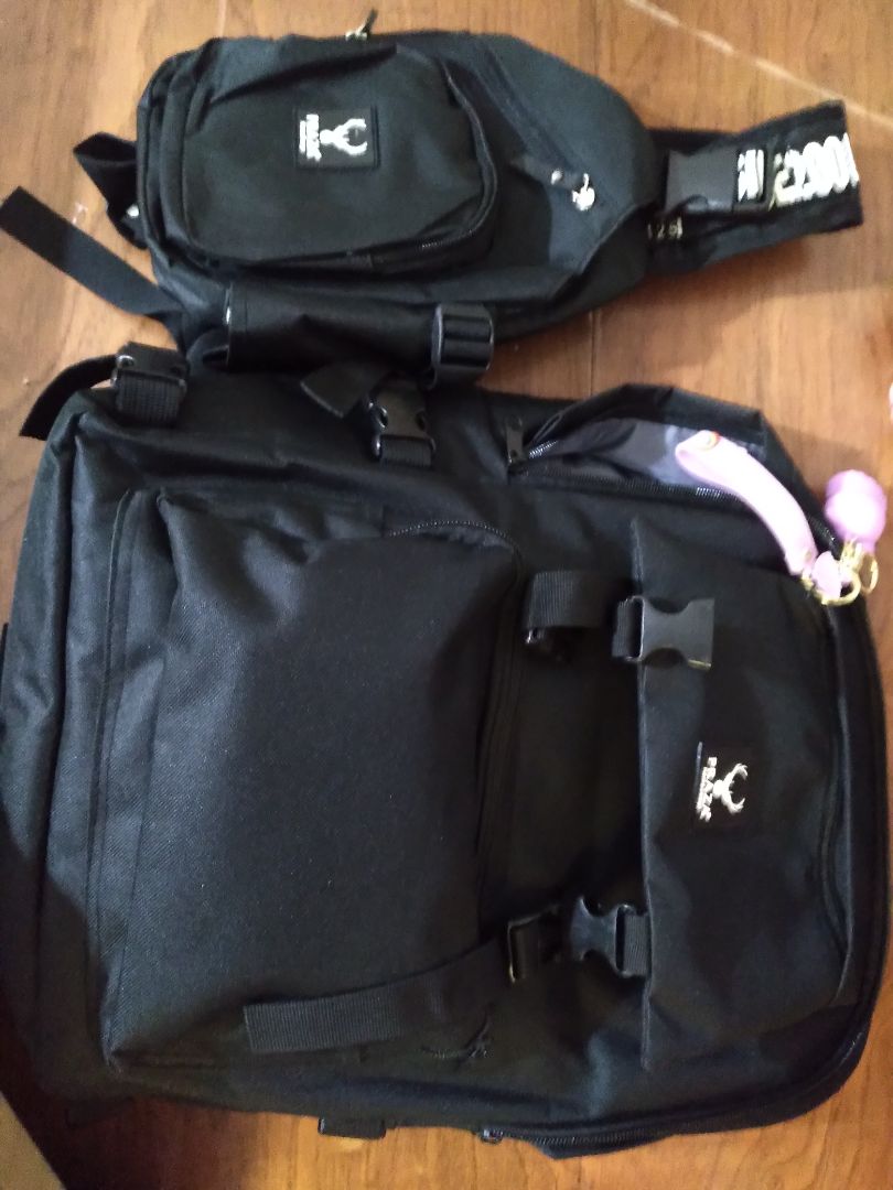 có một số chỗ bị lỗi nhưng lỗi đó không quá ảnh hưởng và sửa được. cặp đẹp lắm nha! có một số chỗ bị lỗi nhưng lỗi đó không quá ảnh hưởng và sửa được. cặp đẹp lắm nha!