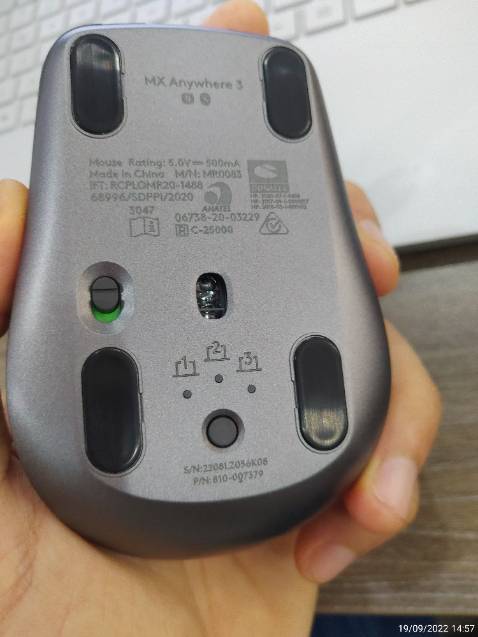 Chuột mới, giao nhanh. Nhưng mình phát hiện ra emei trên chuột và vỏ hộp khác nhau nên đã khiếu nại Tiki. Xong bên Tiki gọi lại cho mình báo như vậy là bình thường, do quy định Logitech vậy.

Vậy là yên tâm rồi. Chuột ngon, bấm êm. Đáng đồng tiền bát gạo. 

4 năm giời dùng con Fulen L102 nay mới dám lên đời.