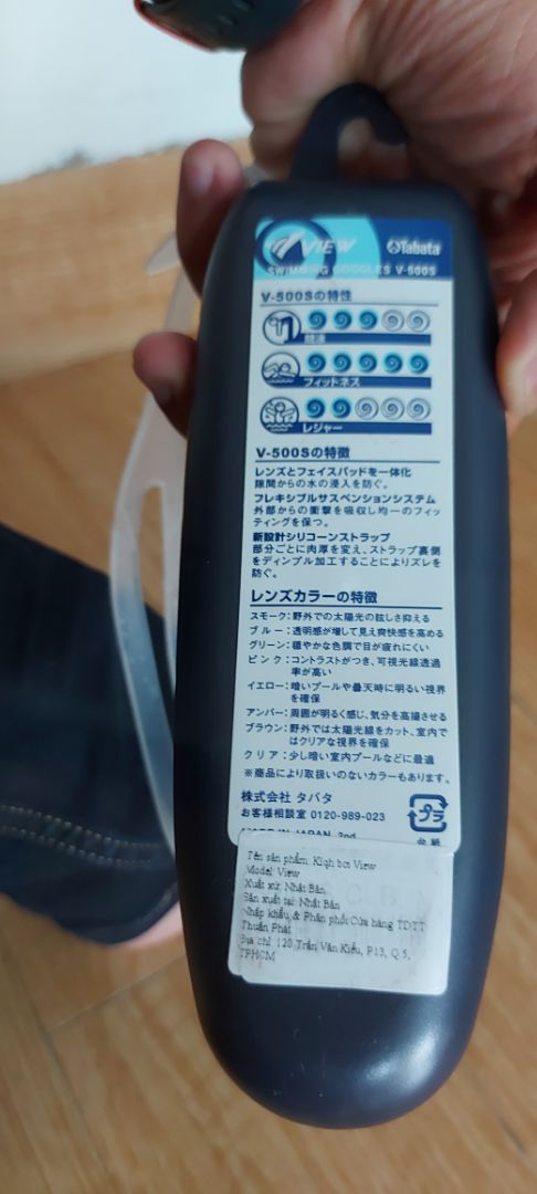 mua 2 cái màu xanh và đen, 1 cái xanh bị lỗi đang yêu cầu đổi trả.cái kính đen này đẹp và tốt.