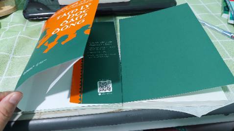 Sau khi bóc seal thấy bìa và sách rời ra
Mình vào phần chat để liên hệ với người bán
Sau khi gửi hình ảnh, thì mình nhận dc
Mình nói ở phần mô tả ko nói về việc sách có bìa rời, thì mình nhận dc phản hồi
1. Bạn đã bóc seal ko hỗ trợ dc ( ko bóc sao biết tình trạng bìa rời)
2. Phần mô tả sp ko có nhưng ở phần nhận xét đánh giá của khách hàng có hình ảnh - ý nói khách hàng mua sách mà ko chịu xem trước phần nhận xét của kh mua trước
Chẳng khác nào nhận quyển sách bìa trơn đính kèm tờ giấy in tựa đề
P/s: cảm nhận của mình nhận sách đã ko hài lòng, mà sự giải quyết cũng vô tri nữa:
1. Do khách (ko xem đánh giá của kh mua trước)
2. Do nhà xuất bản
Hết
