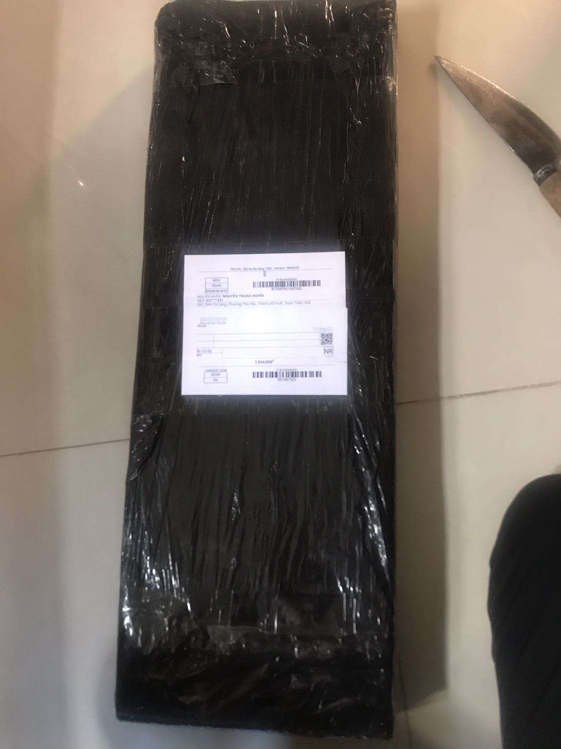 Mình nhận đc hành có phần vỏ ngoài bị rách một chút, bên trong có dấu hiệu đã bị bóc từ trước và một điều đặc biệt là mình ko tìm thấy kết nối usb trong hộp, đáng ra phải nằm ở nhần nắm pin và muốn đc hỗ trợ