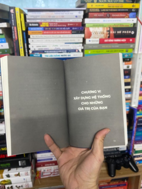 Sách cuốn 1& 2 hình nhiều hơn nội dung chữ. Nếu bỏ hết hình ko cần thiết thì 2 cuốn gợp thành 1 cuốn 200 trang. Làm vậy chi? Bản thân tác giat lại nói về giá trị cống hiến nhưng lại rút giảm giá trị của cuốn sách.