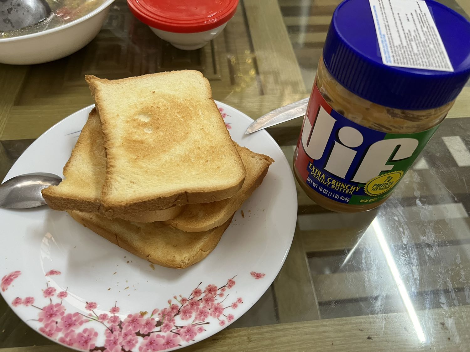 Bơ ngon, béo béo, ăn không hoặc với bánh mì đều ngon. Bơ vẫn còn đậu phộng hạt nhai vui miệng