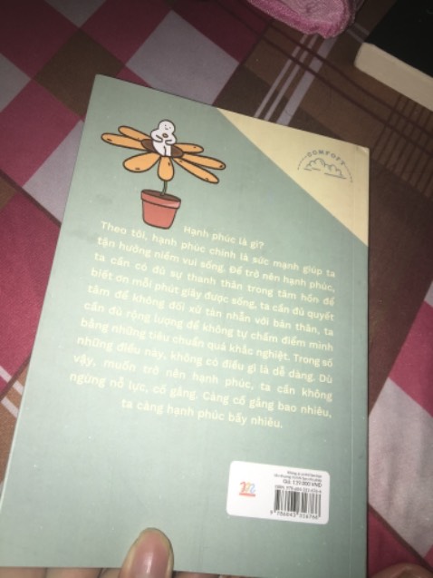 Mình mới nhận được hàng tối hqua, tiki giao hàng nhanh cực kì, đặt mà trong 1 hôm đã giao luôn r. Sách đẹp, nhưng bàn về nội dung thì thực sự mình thấy không ưng lắm. Mình mua nó khi bản thân đang có chuyện và cần sự an ủi. Đọc tiêu đề và tên mục nd khá hay nên mình đặt mua. Tuy nhiên khi đọc mình lại có cảm giác như học sinh viết bài nghị luận văn mẫu vậy. Nội dung làm chưa tới, khá nông và không có gì đặc sắc, đa phần toàn những lời khuyên sáo rỗng, ai cũng biết rồi. Lâu lắm mới mua lại selfhelp để đọc mà thiết nghĩ chắc sau này nên lựa sách cẩn thận hơn, chứ không chỉ nên đọc tiêu đề để mua