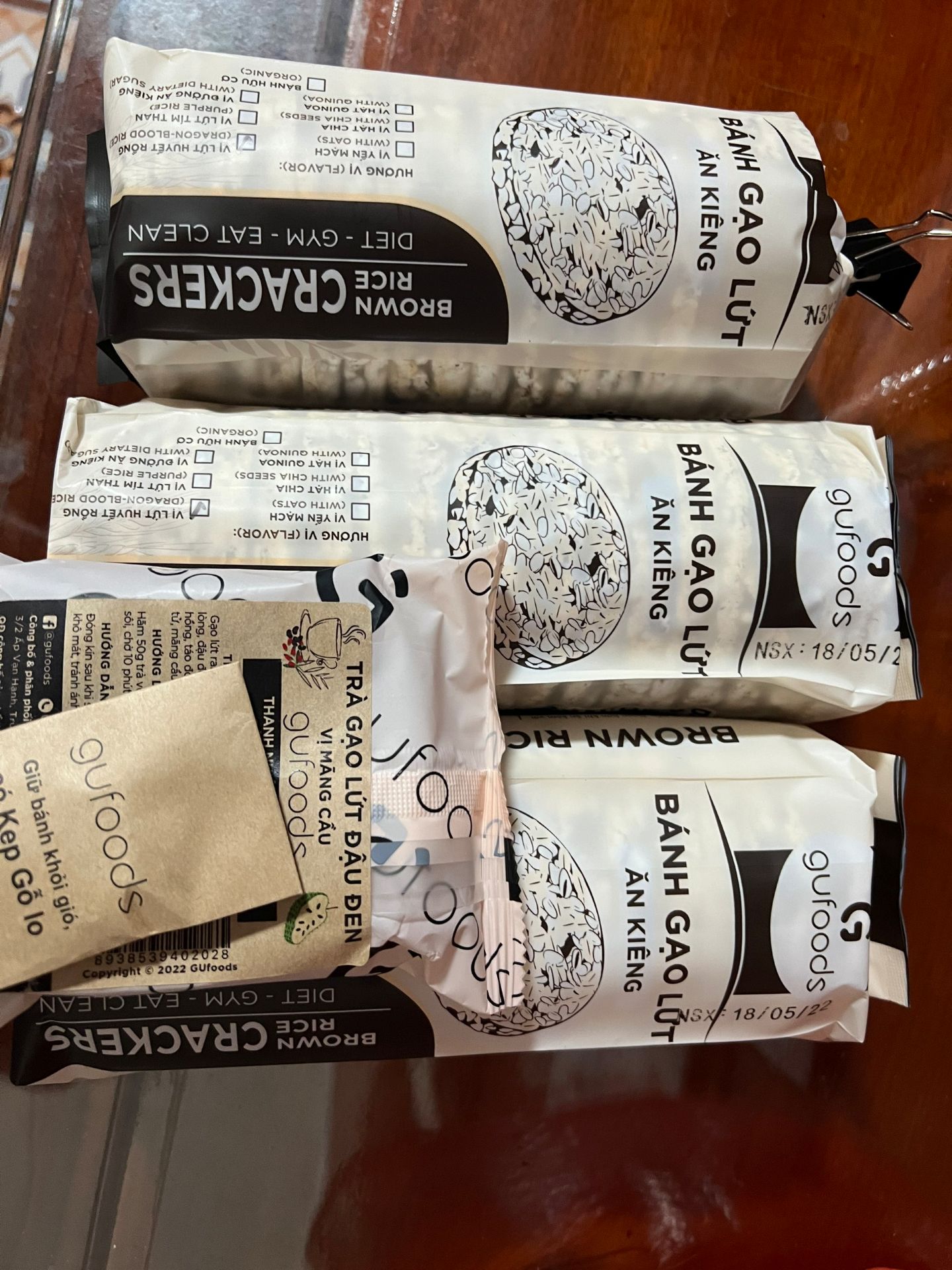 khá rẻ và chất lượng thì 10+, nhìn quy cách đóng gói đơn giản nhg đẹp mắt,mua đợt dc tặng khuyến mãi trà gạo lứt đậu đen uống rất ok, ngoài ra còn dc tặng kèm kẹp gỗ kẹp sản phẩm khi mở dùng chưa hết.mọi thứ rất ok.