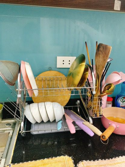 kệ chắc chắn, đẹp và gọn. nhà mk mỗi 2 vck nêm dùng cái này cũng vừa