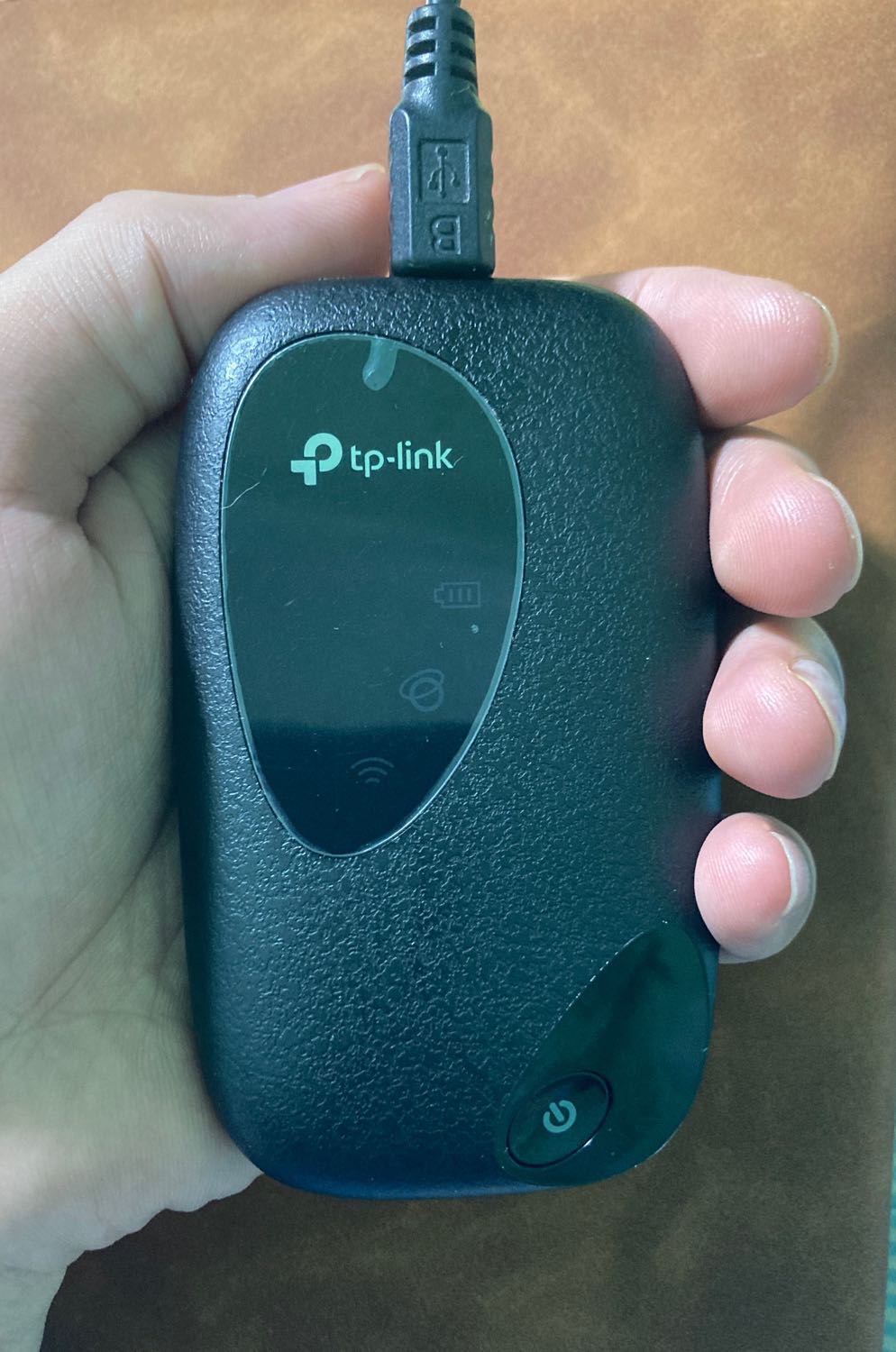 Hàng nhỏ, cầm vừa tay, độ phát sóng ổn định rất tốt, dễ mang theo mọi nơi. Đóng gói cẩn thận và giao hàng nhanh. Nếu biết có dòng tp-link phát sóng băng tần 5Ghz thì mình đã mua thay vì mua dòng này. Nhưng nói chung là xài rất tốt. Hàng nhỏ, cầm vừa tay, độ phát sóng ổn định rất tốt, dễ mang theo mọi nơi. Đóng gói cẩn thận và giao hàng nhanh. Nếu biết có dòng tp-link phát sóng băng tần 5Ghz thì mình đã mua thay vì mua dòng này. Nhưng nói chung là xài rất tốt.