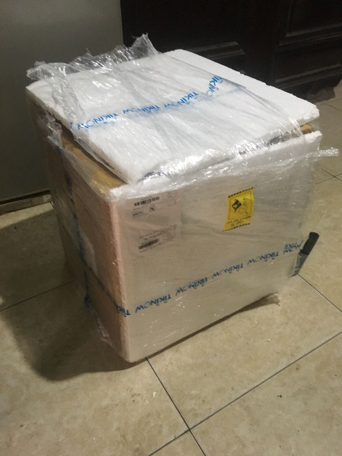 Đặt hàng 19h tối hôm trc 10h30 trưa hôm sau nhận đc hàng luôn. Quá nhanh quá nguy hiểm, tiki đóng gói bảo quản rất là ok... Ngồi hí hoáy tiếng đồng hồ mới sắp sếp từng vị trí loa một sao cho hợp lý, cuối cùng là *** nghe phê *** lồi. Đắn đo suốt 6 tháng rồi mới giám mua đấy ^.^ Đáng đồng tiền lắm, cho tiki 5 sao về độ quá nhanh quá nguy hiểm ???