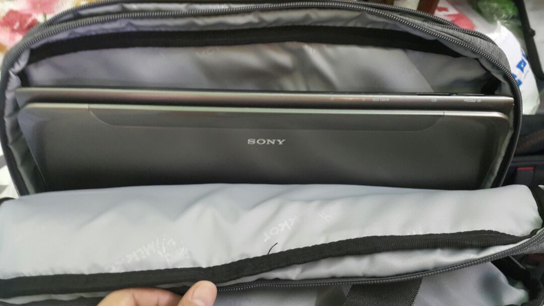 Hài lòng với sản phẩm. Cặp xách gọn, nhẹ, nhiều ngăn tiện dụng. Đựng gọn lattop 15.6 in. Chất liệu ok, đường may chắc chắn.
Tuy nhiên trên nhãn sản phẩm có ghi bảo hành 5 năm nhưng không thấy phiếu bảo hành trong sản phẩm???