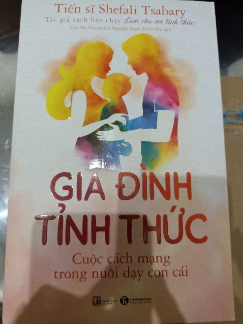 Rất hài lòng, sách được giao rất nhanh chỉ trong sáng hôm sau.
Đọc cuốn sách này vừa là hành trình khám phá ra một định nghĩa mới về "tỉnh thức" trong gia đình, vừa là hành trình tìm về chân ngã của mình, những người sắp làm cha mẹ. Sách đề cập rất nhiều về bản ngã, trả lời cho câu hỏi tại sao hầu hết vấn đề đều bắt đầu từ nỗi sợ - thứ dần hình thành nên bản ngã của mình.