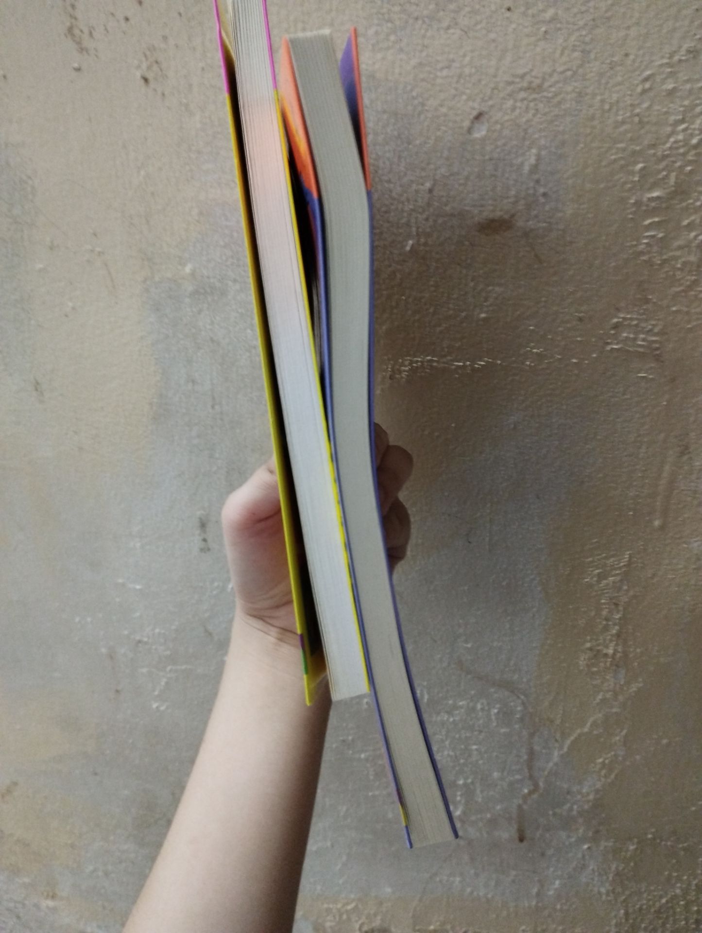 Sách bị méo mó, hộp thì bị móp, khá là thất vọng