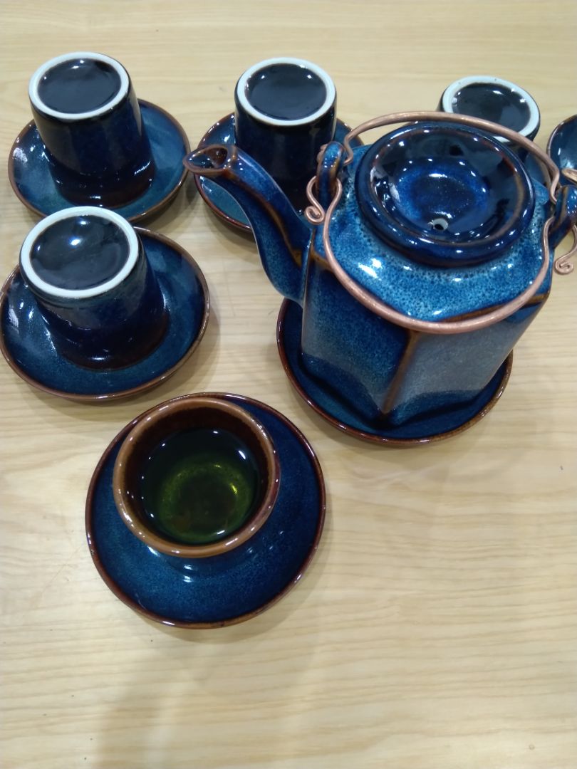 Màu men đẹp, bộ cốc đĩa dầy, nắp ấm hơi mỏng, khi rót dễ dơi.
Mình hài lòng với sản phẩm