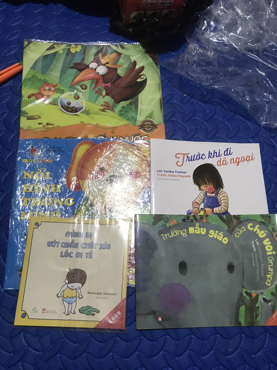 Shop đóng gói cẩn thận. Sách in màu dày dặn. Hình vẽ to, đa dạng và đơn giản trẻ con. Vừa nối hình vừa tô màu. Sale 12k. Bé rất thích