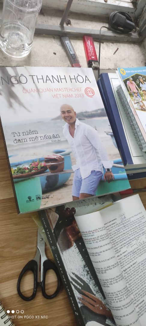 Giao hàng nhanh như 1 cơn gió. Lợi thế ở HN là bạn đặt sáng và chiều có sách đọc luôn. Sách mới, đẹp. Theo dõi Masterchef và ngưỡng mộ anh đã lâu. Cầm cuốn sách mà thấy vui rạo rực. Hi vọng ngày nào đó có thể nấu được một số món cho gia đình thưởng thức. Cám ơn Tiki.