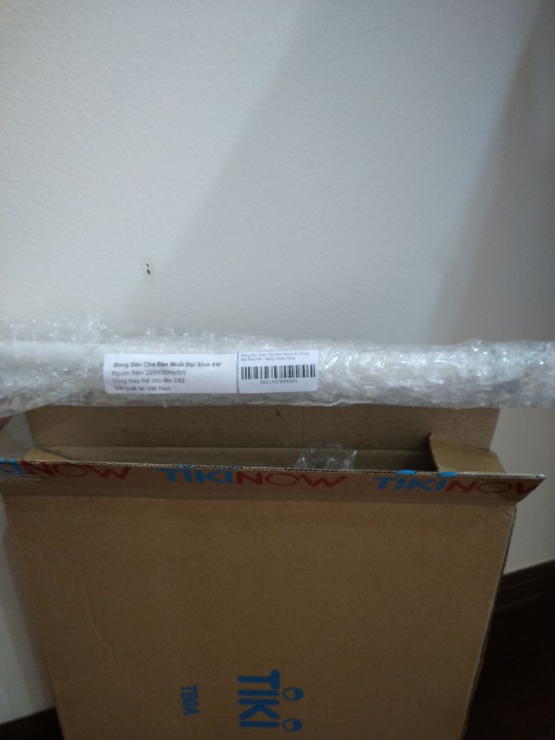 Bóng mới thay, sáng rõ. Tháo 8 vít, rồi tháo 2 bên nhựa ra dễ dàng. Bắt muỗi tốt. Nhìn chung vỏ nhựa an toàn hơn sp vỏ sắt.