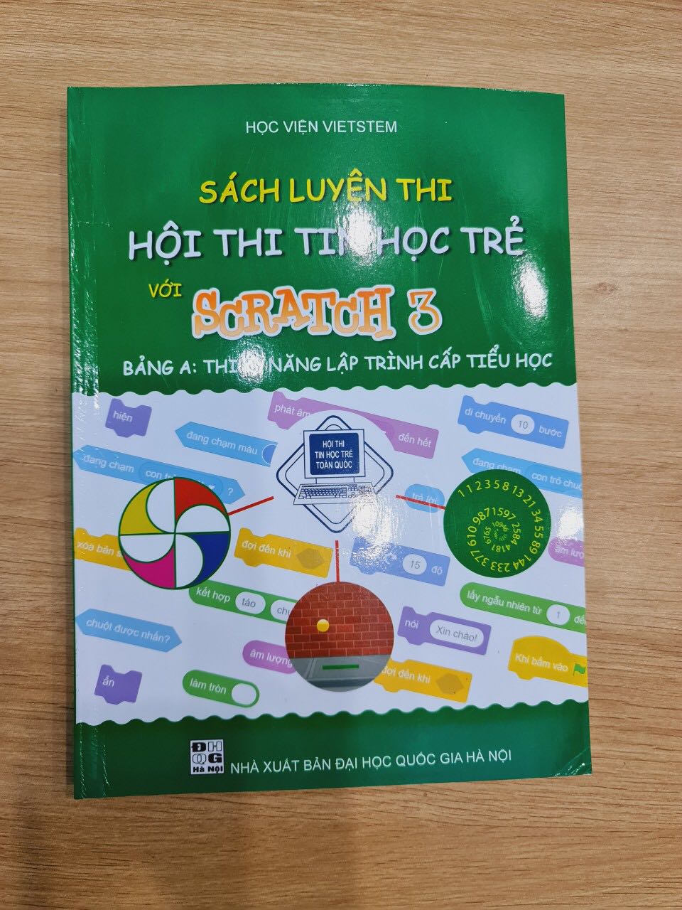 Giấy in chất lượng, k bị bóng, hình ảnh nét, sinh động dễ nhìn dễ hiểu