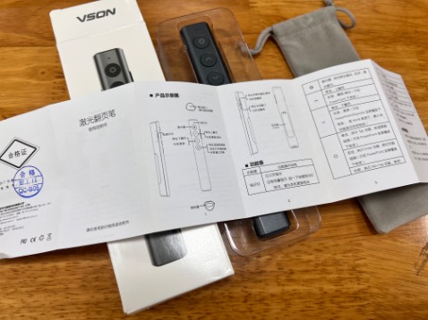 Thiết kế rất gọn nhẹ, đi kèm còn có 1 cục pin và cả túi đựng viết. Tia lazer đỏ rất rõ và mạnh. Tuy nhiên hướng dẫn sử dụng chỉ toàn tiếng Trung nên mất nhiều thời gian để kết nối. Nói chung, mình rất hài lòng.