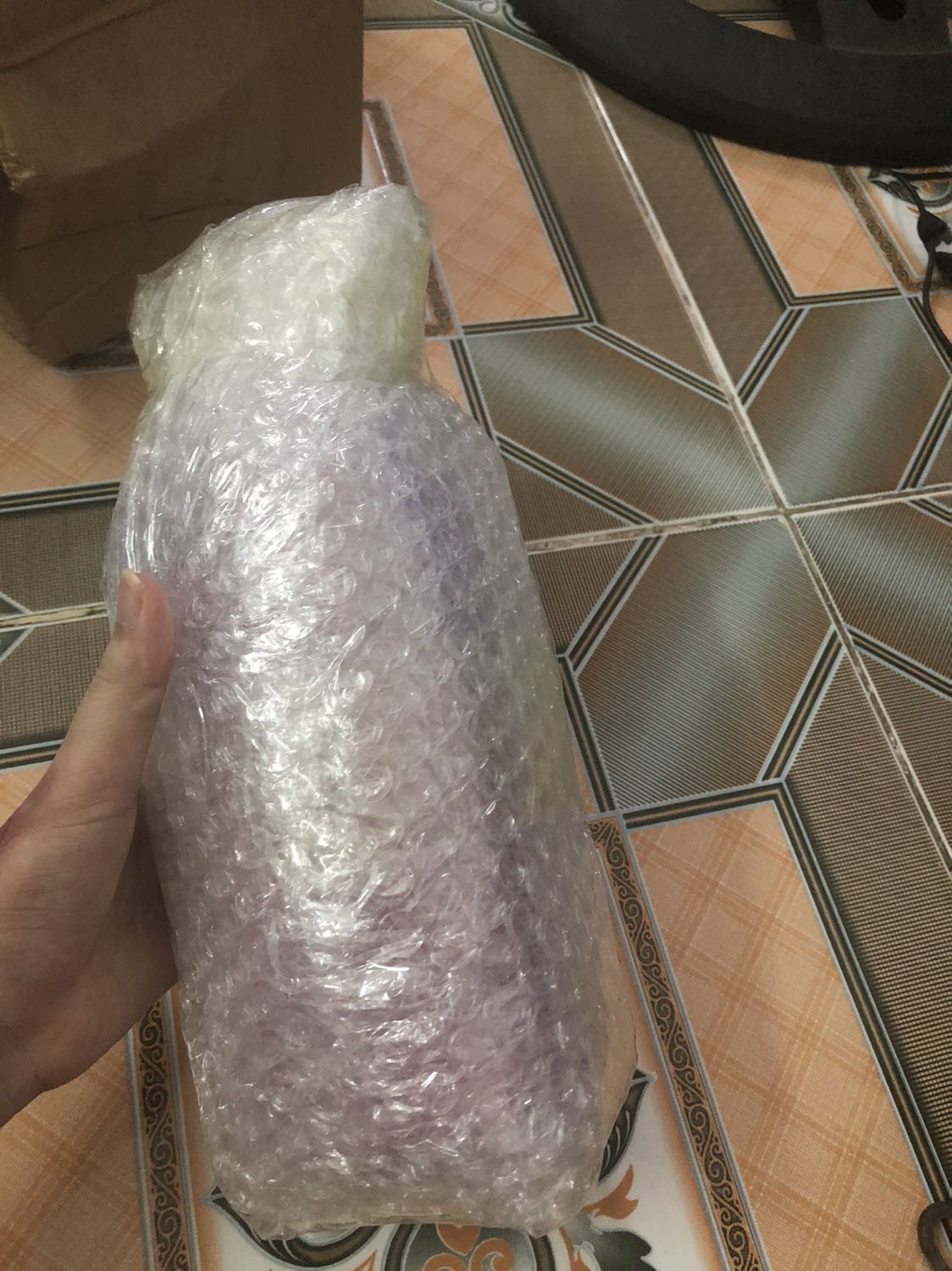 Shop đóng gói cẩn thận, mùa dịch nhưng giao đúng hẹn. Mình đã dùng thử, mùi sản phẩm khá thơm nhưng đúng thật là ko đc wao như trong tưởng tượng. Sp ko có silicon nên lúc dùng sẽ ko cảm thấy trơn tóc. Hy vọng dùng lâu dài sẽ tốt cho tóc