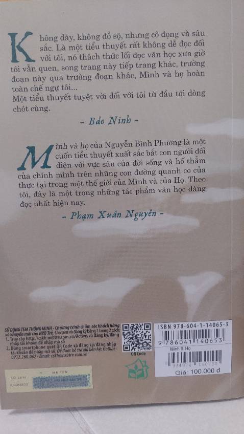 Sốc, lạ và bạo liệt là những nhận xét ngắn gọn dành cho “ Mình và họ “ về thủ pháp kể chuyện và nội dung. Gọi là tiểu thuyết nhưng có vẻ nó giống như một tạp văn dài với những câu chuyện phiếm lan man không hồi kết mô tả cuộc sống nhuốm màu hoang dã ở vùng núi phía bắc đan xen với quá khứ chiến tranh khốc liệt nơi đây. 
Phải nói thật đây là một tác phẩm khó tiêu hóa với người đọc, không có chương hồi, không quãng nghỉ, chuyện nọ nối tiếp chuyện kia một cách lộn xộn về thời gian, đa dạng nhưng thiếu chiều sâu về nhân vật. 
Có thể tác phẩm thành công khi đặt nó trong mảng đề tài quen thuộc của các nhà văn Việt Nam cùng thời,  nội dung tập trung vào chiến tranh, cuộc sống hâu chiến một đặc sản rất “ Việt Nam “. Tuy vậy là một người đọc trong hoàn cảnh hiện tại tôi không còn cảm thấy thích thú với chủ đề này nữa, nó đã trở nên nhàm chán lỗi thời. Cùng với đó là lối kể chuyện tự sự mang đậm tính cá nhân, trình hiện vô số đến thừa thãi chất liệu sống cùng những trải nghiệm riêng, nặng về triết lý nhưng thiếu hẳn tính sáng tạo thứ mà một tiểu thuyết đúng nghĩa cần có.