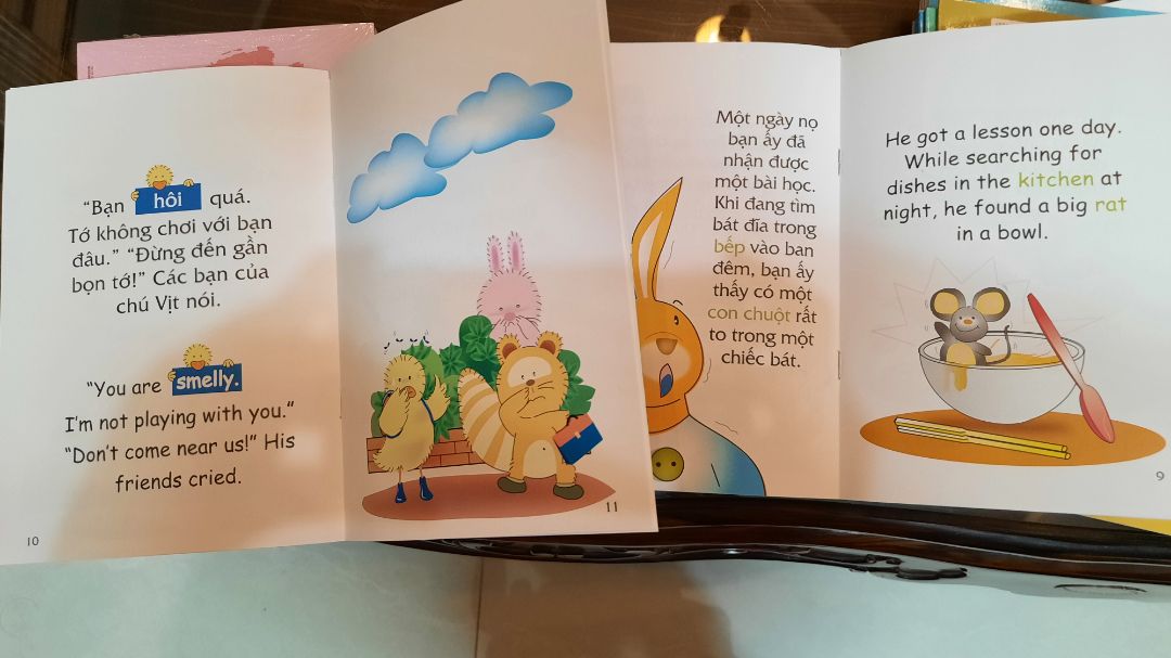 fahasa đóng gói hàng rất đẹp, rất kỹ và k móp méo, gãy mép 1 xíu nào! từng quyển sách được bọc nilon kỹ chống bẩn, sách in màu đẹp, k lỗi và nội dung ngắn gọn, đơn giản, sễ hiểu. nói chung, cực kỳ thích và sẽ tiếp tục ủng hộ fahasa!