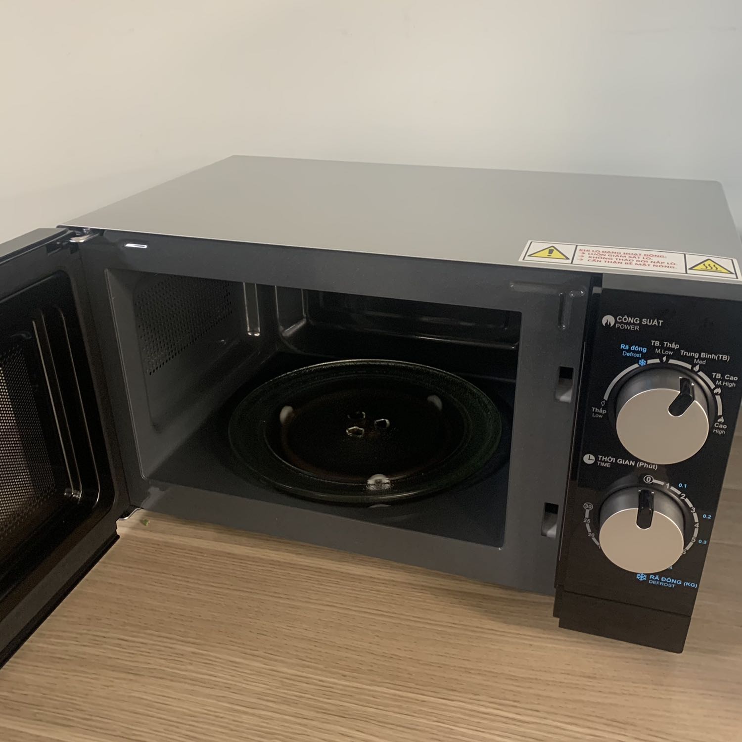 Sản phẩm thì sử dụng rất okie không gì phàn nàn. Có điều mỗi lần Tiki vào đợt sale là khâu vận chuyển cực tệ mình mua gói tiki now để được giao nhanh nhưng cung thành giao chậm. Có một vấn đề làm mình khó chịu nhất là khi giao trễ thì không có bất kỳ một thông báo nào cho mìn biết tin nhắn, email hay notification trên app cũng không có. Mình bực nhất là không biết rõ khi nào mình mới đc nhận hàng. NẢN VỚI KHÂU VẬN CHUYỂN CỦA TIKI haizzzzzzz Sản phẩm thì sử dụng rất okie không gì phàn nàn. Có điều mỗi lần Tiki vào đợt sale là khâu vận chuyển cực tệ mình mua gói tiki now để được giao nhanh nhưng cung thành giao chậm. Có một vấn đề làm mình khó chịu nhất là khi giao trễ thì không có bất kỳ một thông báo nào cho mìn biết tin nhắn, email hay notification trên app cũng không có. Mình bực nhất là không biết rõ khi nào mình mới đc nhận hàng. NẢN VỚI KHÂU VẬN CHUYỂN CỦA TIKI haizzzzzzz