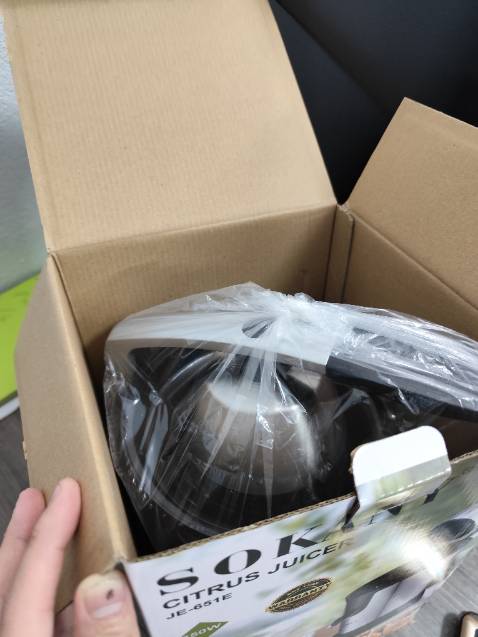 thiết kế gọn, dễ tháo lắp để vệ sinh thuận tiện vắt cạn nước từ quả cam rất tiện