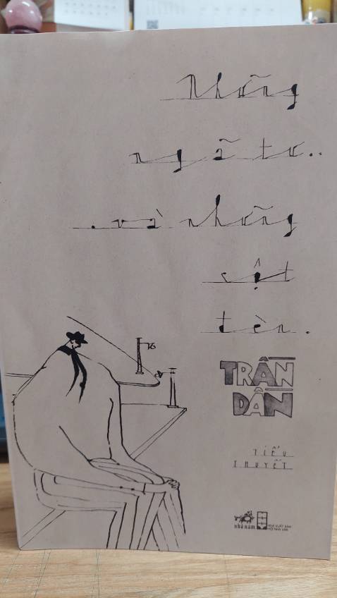 “ Những ngã tư và những cột đèn “một tiểu thuyết trinh thám trữ tình dù ra đời cách đây hơn nửa thế kỷ nhưng đã mang trong nó nhiều hơi hướng của trinh thám hiện đại.  Một vụ án gián điệp được giải mã nhờ sự tham gia của nhân vật chính một thám tử nghiệp dư với các phương pháp tâm lý cổ điển và của lực lượng công an với phương pháp điều tra bài bản có hệ thống. Bên cạnh đó là sự pha trộn những yếu tố lãng mạn phóng túng của cuộc sống cũ cùng với những hơi thở lạc quan cuộc sống mới. Cùng với thủ pháp viết truyện ở ngôi thứ nhất mang tính tự sự, tác giả cũng sử dụng ngôn từ tự nhiên trong sáng gần gũi với đời sống, những câu văn không cầu kỳ hoa mỹ mà ngắn gọn hàm súc miêu tả sự gấp gáp của mạch truyện và cả những suy tư rộng lớn về thân phận con người. 
Thật sự bất ngờ với một tác phẩm được viết từ những năm 60 của thế kỷ trước của một nhà văn thuộc phong trào  Nhân Văn Giai Phẩm. Nhã nam cũng khéo chiều lòng độc giả với  phu lục là những trang bản thảo và những phác họa đơn giản của chính tác giả. Xứng đáng 5 sao.