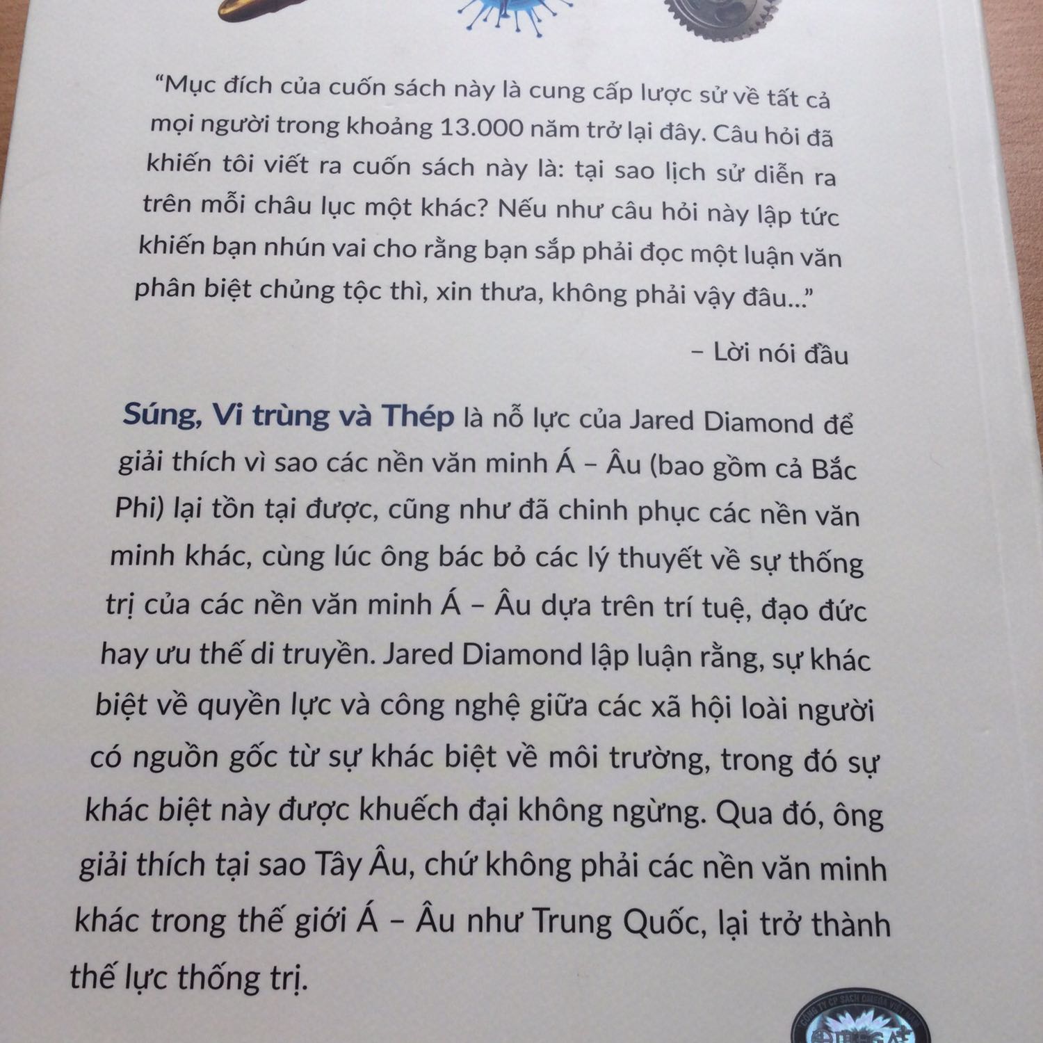 Mình rất thích con số rõ ràng song là bộ não cá vàng nên những đoạn, bảng biểu niên đại là vào mắt trái ra mắt phải. Sống sót qua những đoạn phân tích tri thức thuần khoa học khô khan thì cuốn sách cũng mở ra nhiều tri thức văn hoá xã hội giá trị. Rất có thể mình sẽ đọc lại lần 2.