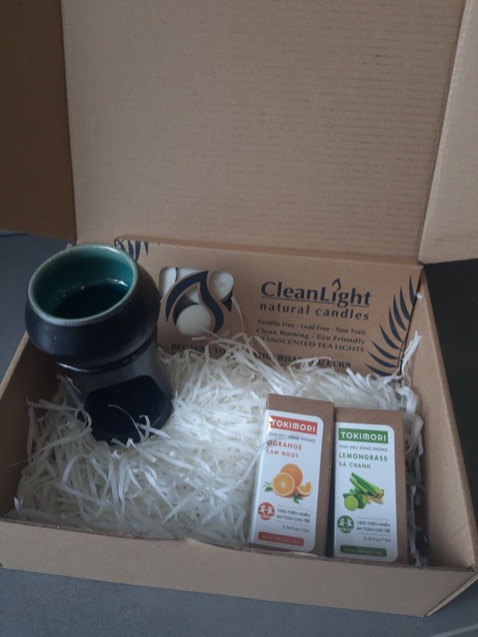 Giá quá tốt cho bộ này. 1 cái đèn, 1 hộp nến và 2 chai tinh dầu 10ml. Tinh dầu sả của Tokimori rất lạ so với các hiệu khác mình mua trước kia, thơm sả mà không có bị gắt. Bộ này rất tiện để mua làm quà tặng, gói hàng cẩn thận, đựng trong hộp đẹp cứng cáp, mình mua về dùng thấy đẹp vậy nên hôm qua cứ thế mà order gửi tặng cho bạn luôn. Giao hàng nhanh, gói hàng cẩn thận, đẹp. Mừ điểm. Giá quá tốt cho bộ này. 1 cái đèn, 1 hộp nến và 2 chai tinh dầu 10ml. Tinh dầu sả của Tokimori rất lạ so với các hiệu khác mình mua trước kia, thơm sả mà không có bị gắt. Bộ này rất tiện để mua làm quà tặng, gói hàng cẩn thận, đựng trong hộp đẹp cứng cáp, mình mua về dùng thấy đẹp vậy nên hôm qua cứ thế mà order gửi tặng cho bạn luôn. Giao hàng nhanh, gói hàng cẩn thận, đẹp. Mừ điểm.