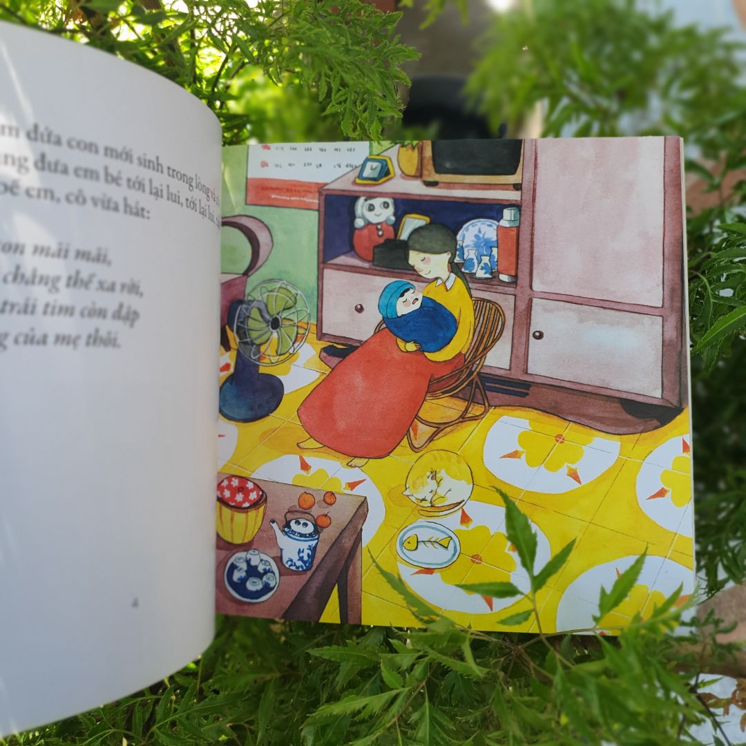 sách rất đẹp. bìa cứng bóng trơn. màu sắc hình ảnh thiết kế đẹp. rất hài lòng. câu chuyện giúp gắn kết tình cảm mẹ và con hơn, biết cách bộc lộ cảm xúc và điều đó là điều nên làm đối với các thành viên trong gia đình đặc biệt là với trẻ nhỏ.