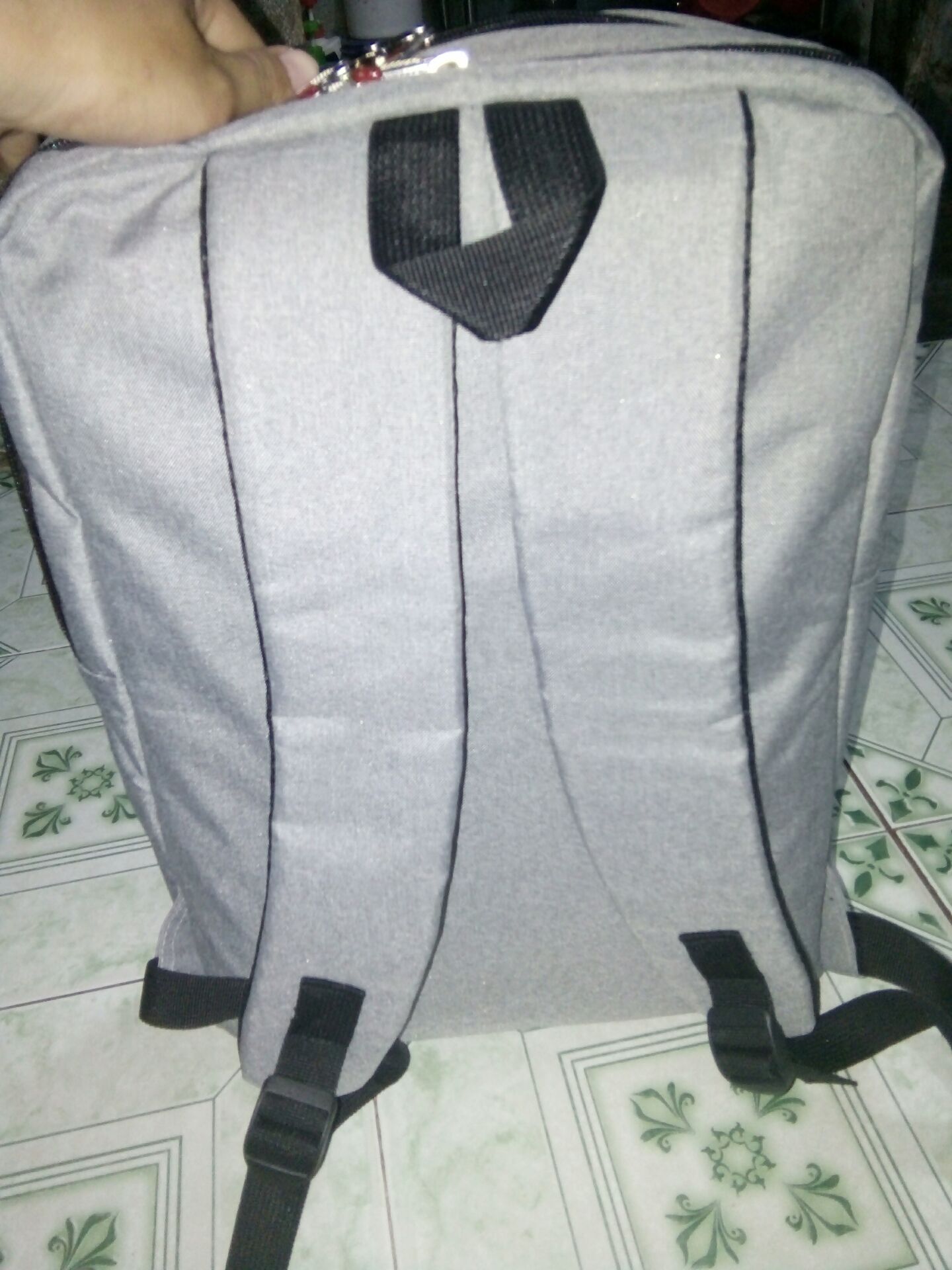 Đường may tốt. Balo đựng vừa laptop tôi hp 8560w 15.6 in cùng túi chống sốc (khá to, các bạn Search google sẽ thấy). Balo chỉ đựng vừa laptop, sách vở và một số dụng cụ học tập. Điểm trừ là quai đeo quá ngắn( tôi cao mét bảy mà phải nới max dây mới đeo vừa). Deal 109k với tôi ổn trong tầm giá.