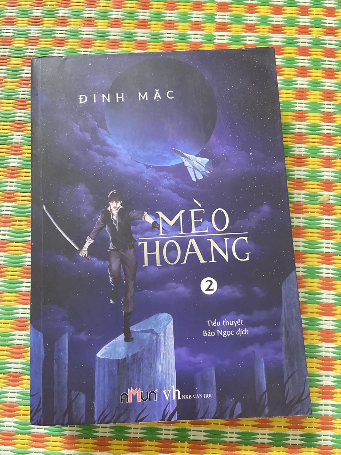 Giao hàng tầm 3 ngày là có. Sách nguyên vẹn, chất liệu giấy hơi mỏng