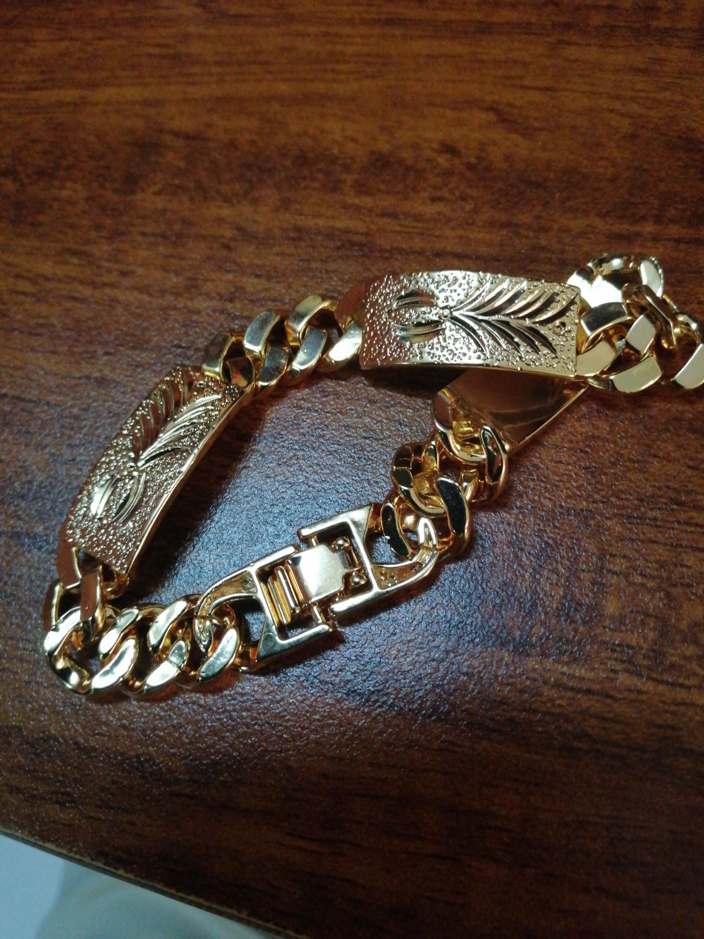 Đặt hàng mẫu này mà lại gửi mẫu khác là sao? Tôi đề nghị shop đổi lại sản phẩm khác đúng mẫu