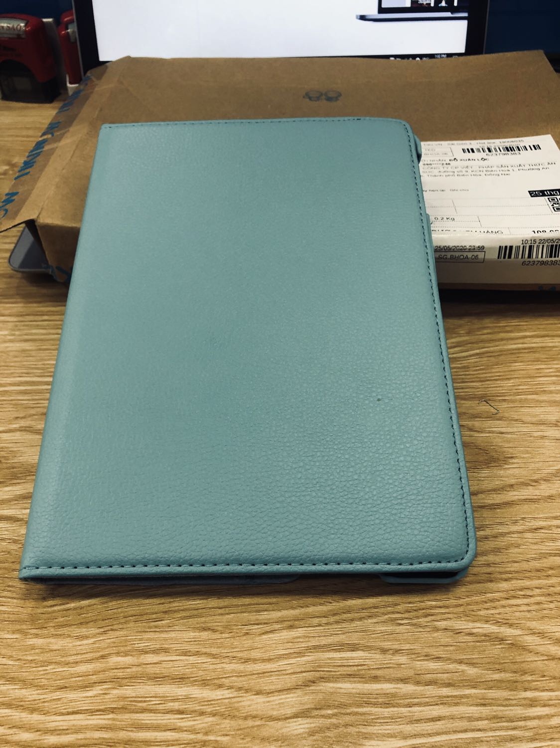 Sản phẩm tốt, vừa với iPad Air, dù phần nhựa làm hơi bị cứng, không chống shock được mà còn có thể làm trầy máy. Tuy nhiên với giá này thì không thể đòi hỏi nhiều. Xoay 360 độ và có thể để máy đứng chiều dọc. Cám ơn Tiki!